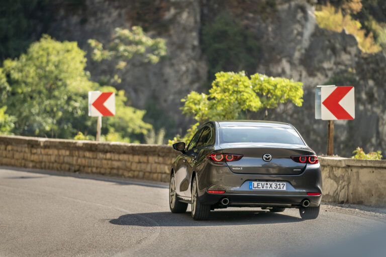 Mazda 3 jako cenově dostupný elektromobil? Patenty odhalují sedan s&nbsp;elektrickou platformou