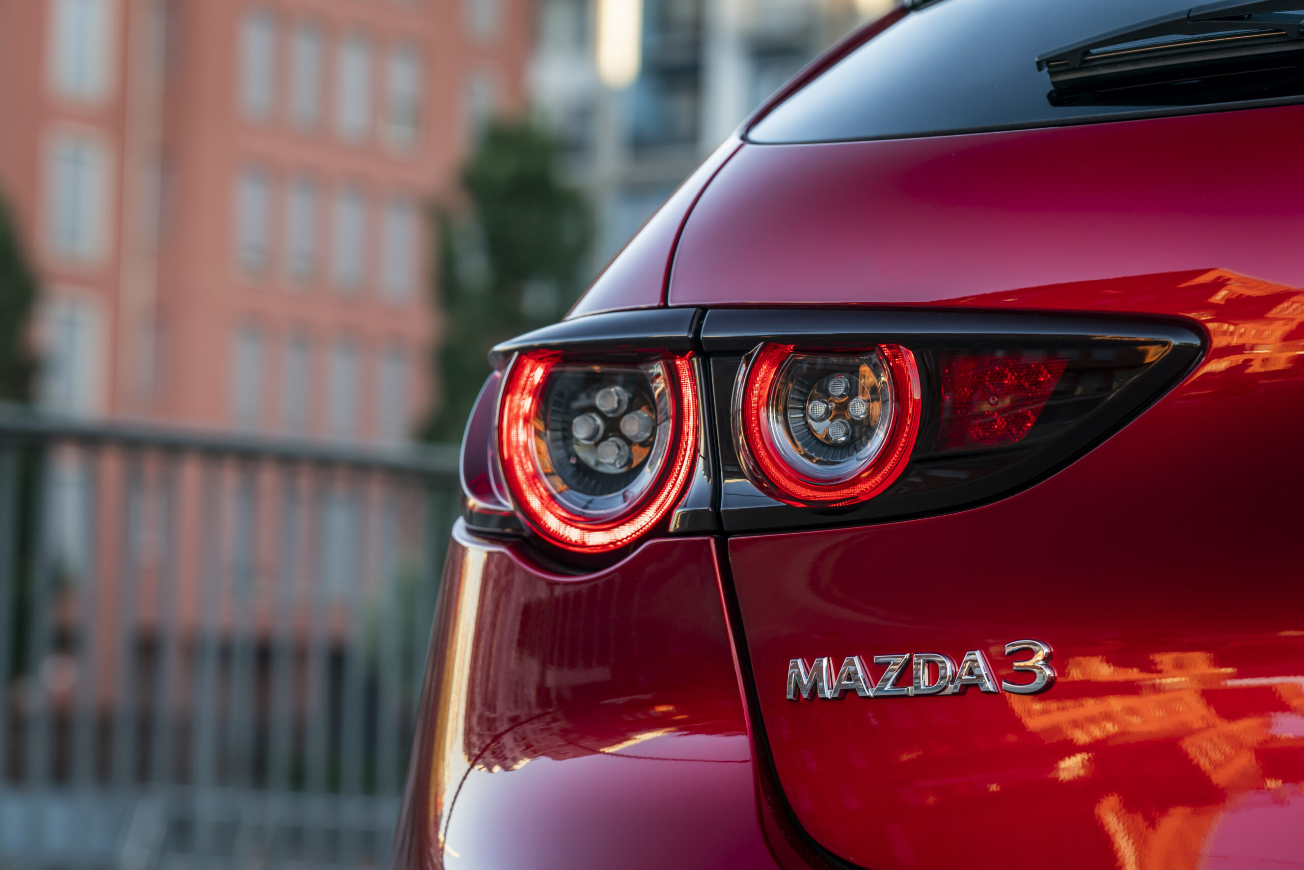 Mazda jde do boje s elektrifikací, pohrává si s myšlenkou karbonového podvozku