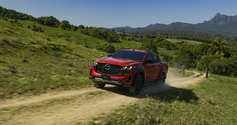 Modernizovaná Mazda BT-50 má sportovnější vzhled a&nbsp;největší loga v&nbsp;historii, pod kapotou beze změn