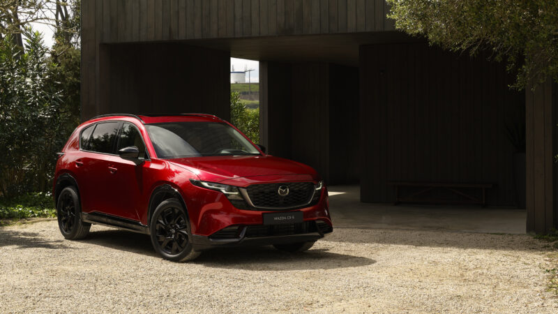 Nová Mazda CX-5 přijíždí s evolučním designem, velkým tabletem a zatím s jediným motorem. Půjde zase o bestseller?