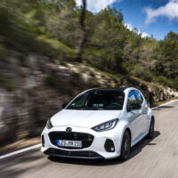 Hybridní Mazda 2 prošla faceliftem, ta klasická v&nbsp;Evropě končí