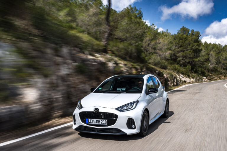 Hybridní Mazda 2 prošla faceliftem, ta klasická v Evropě končí